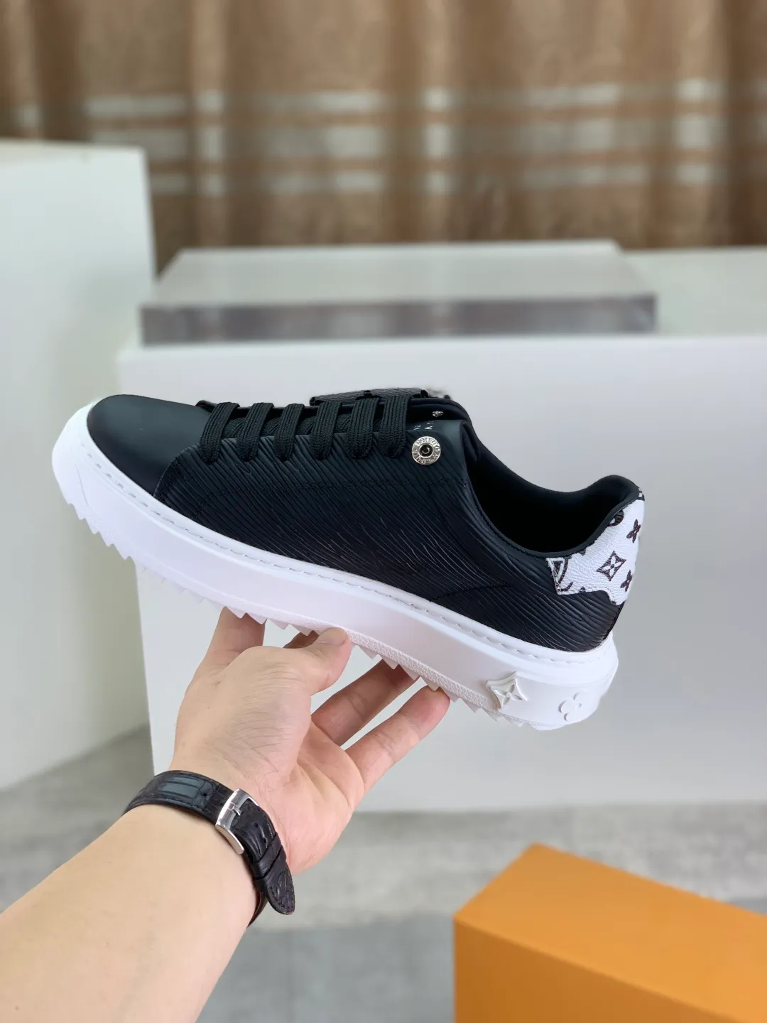 Men's men's shoes 💰P700 new style 💶 top version [LOUIS VUITTON] couple 🧑‍🤝‍🧑 craft style counter series (original order) new style 🍀LV Louis Vuitton - top version LV classic high-top trendy shoes! Made of imported original craft calfskin, original breathable lining, and original wear-resistant, lightweight, high-end TPU outsole! High quality products! 3️⃣ colors are available, size: female 35-39, male 39-44 (female 40, male 45 customized)